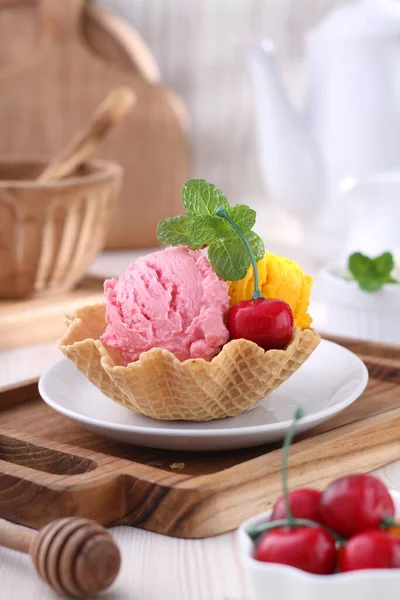 华夫饼筒中的草莓冰淇淋 — 图库照片