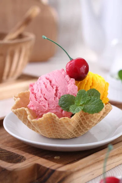 Fagylalt Gofris Kúpban Gyümölcsökkel Bogyókkal Tányéron — Stock Fotó