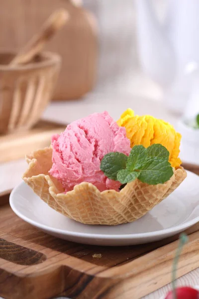 Νόστιμο Παγωτό Φρέσκα Φρούτα Και Μούρα Ξύλινο Τραπέζι — Φωτογραφία Αρχείου