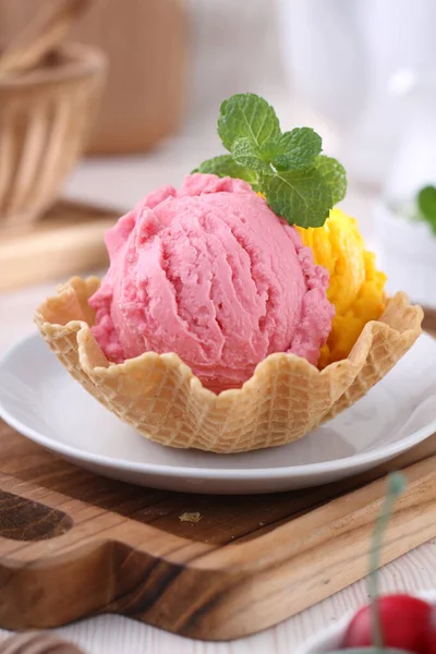 Fagylaltkanalak Gofris Tölcsérben Asztalon — Stock Fotó