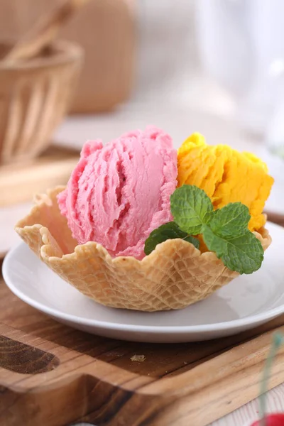 冰淇淋的水果和浆果 — 图库照片