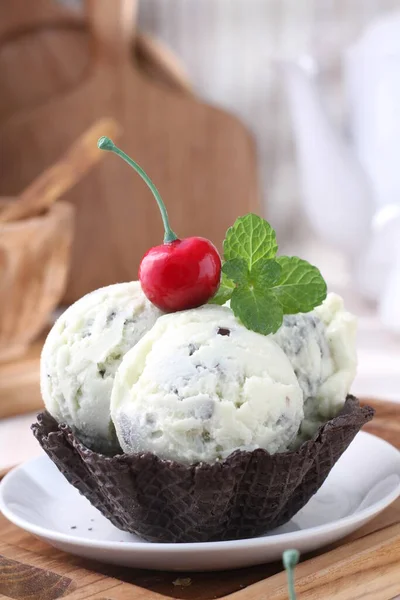 Вкусное Мороженое Вафельной Чашке — стоковое фото