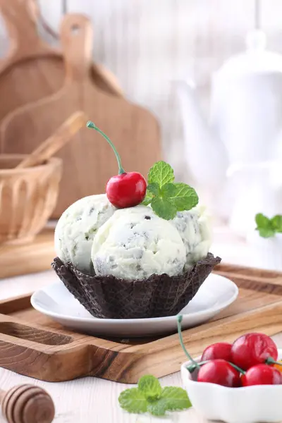 Мороженое Ягодами Мятой — стоковое фото