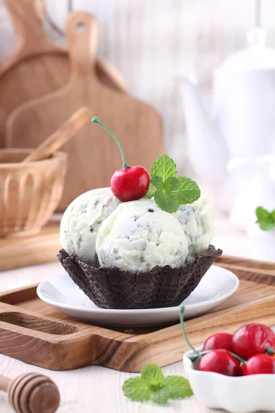 신선한 민트와 초콜릿 맛있는 아이스크림 — 스톡 사진