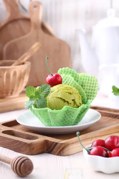 Crème Glacée Verte Avec Des Feuilles Menthe Fraîche Sur Assiette — Photo