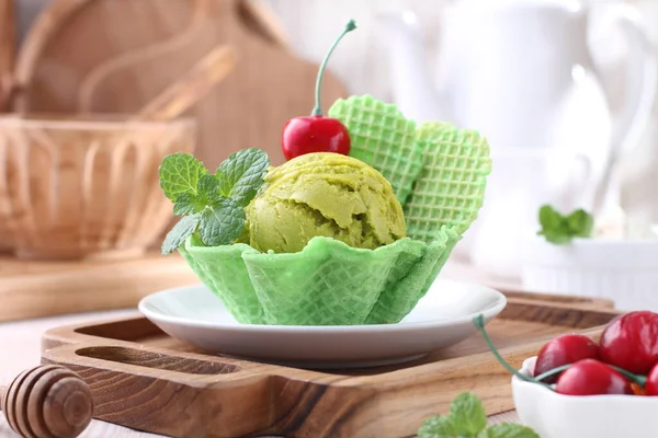 테이블에 바구니에 맛있는 아이스크림 — 스톡 사진