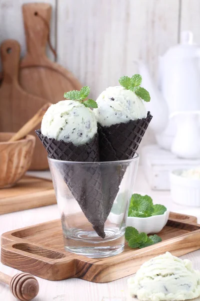 Înghețată Conuri Vafe Frunze Mentă — Fotografie, imagine de stoc