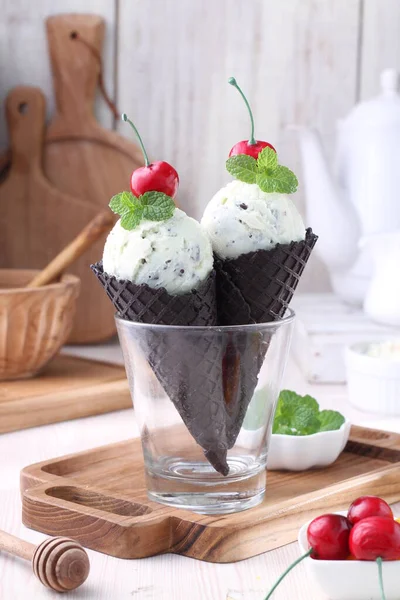 Fagylalt Csokoládéval Tejszínhabbal — Stock Fotó