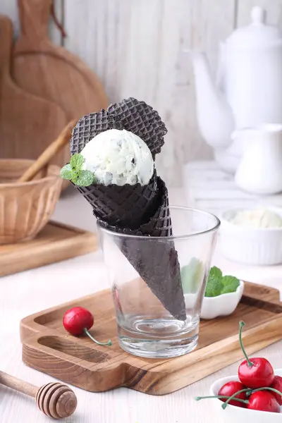 Tahta Bir Masada Fincanda Dondurma — Stok fotoğraf