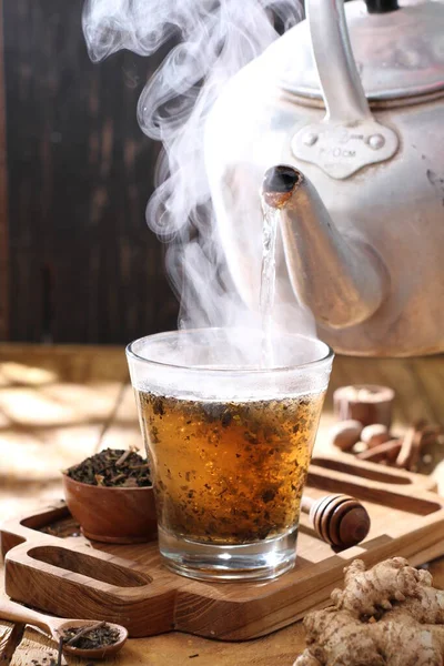 Чашка Чая Паром Деревянном Фоне — стоковое фото