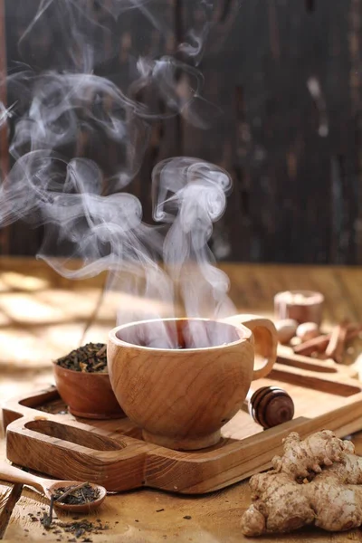 Tasse Tee Mit Zitrone Und Zimt Auf Holztisch — Stockfoto