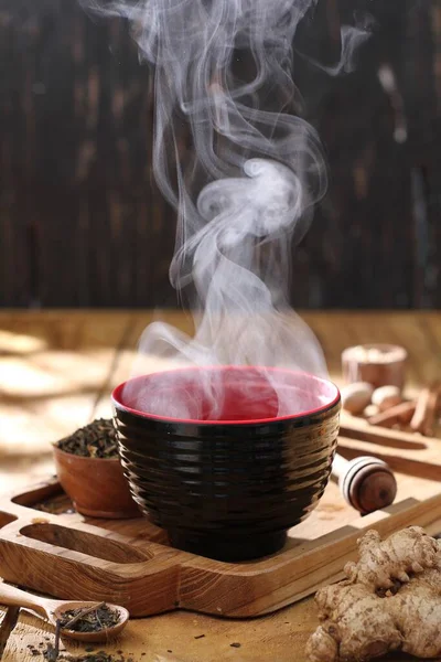 Forró Tea Egy Fából Készült Tálban — Stock Fotó