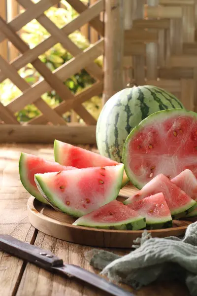Frische Reife Wassermelone Auf Einem Holztisch — Stockfoto