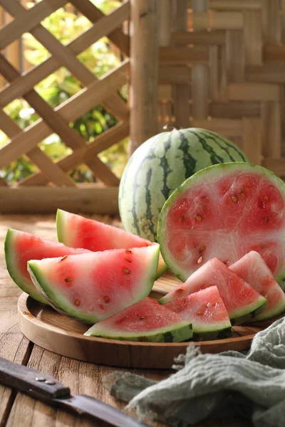 Frische Wassermelone Und Wassermelone Auf Dem Tisch — Stockfoto