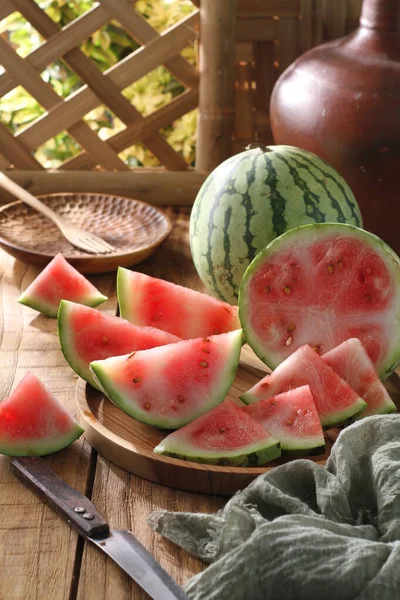 Wassermelone Auf Holztisch — Stockfoto