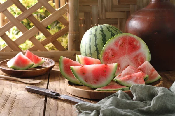 Wassermelonen Auf Einem Holztisch — Stockfoto