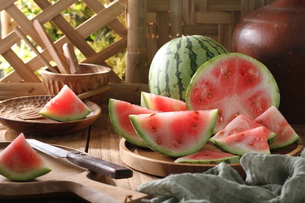 Frische Wassermelonenscheiben Auf Holzgrund — Stockfoto