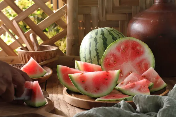 Wassermelone Einem Holzkorb Auf Dem Tisch — Stockfoto