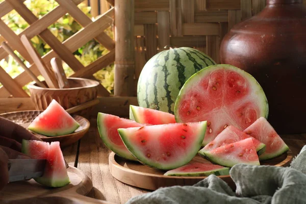 Wassermelonen Und Wassermelonen Auf Dem Tisch — Stockfoto