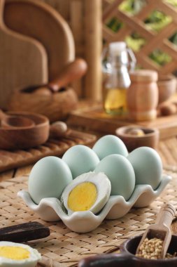 Pişirmek için yumurta ve taze yumurta.