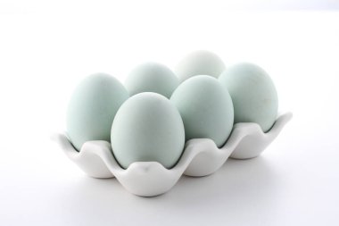 beyaz ve mavi paskalya yumurtası