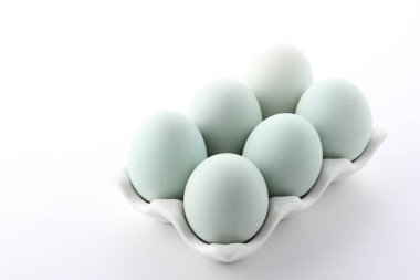 Mavi tabakta yumurtalar