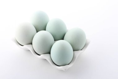 Beyaz arka planda beyaz yumurtaları olan taze yumurtalar