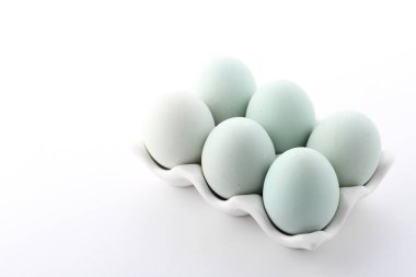 Beyaz arka planda paskalya yumurtaları, yakın plan.