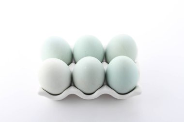 Beyaz arkaplanda bir grup yumurta
