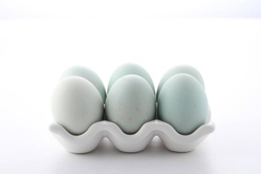 Bir sırada üç yumurta. Beyaz ve siyah paskalya yumurtaları.