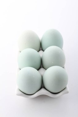 Boyalı yumurta beyaz arka plan üzerinde renkli
