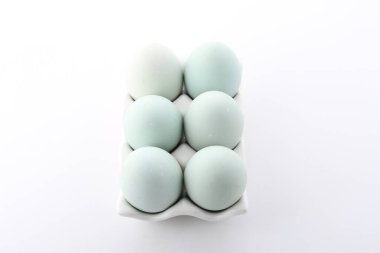 Mavi renkli beyaz yumurtalar.