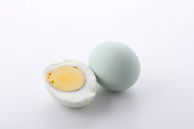 Beyaz arka planda tavuk yumurtası
