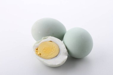 Beyaz arka planda bir kasede yumurtalar.