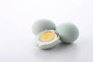 Haşlanmış yumurta, mavi arka plan, üst manzara.
