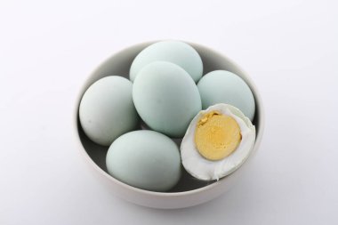 Beyaz arka plan üzerinde izole kase yumurta