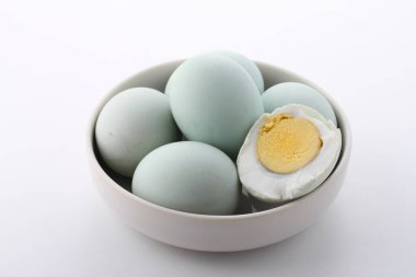 haşlanmış yumurta ve tavuk yumurtası.