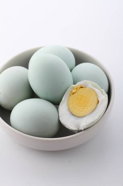 Beyaz arka planda bir kase yumurta.