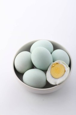 Beyaz arka planda mavi kaseli tavuk yumurtası.