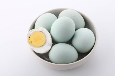 Beyaz arka plan üzerinde izole kase yumurta