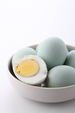 Yeşil yapraklı tavuk yumurtası.