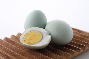 Tahta tabakta haşlanmış yumurtalar, izole edilmiş.