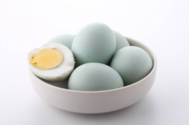 Beyaz arka plan üzerinde izole kase yumurta
