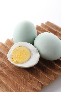Beyaz arka planda ahşap tabakta tavuk yumurtası..