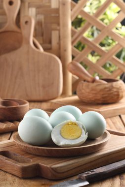 Yumurta sarısı ve tavuk yumurtası.