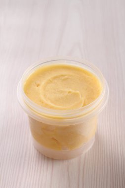 Plastik bir kapta hardal..