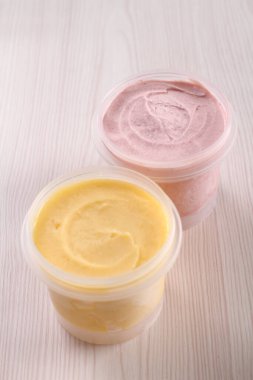 iki farklı kremalı plastik kap.
