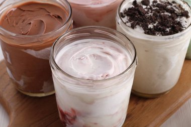 Çırpılmış kremalı ve çikolatalı dondurma.