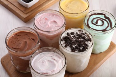 Çikolata ve vanilyalı milkshake