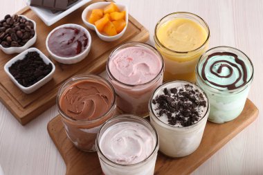 Tahta masada farklı lezzetli çikolatalı milkshake seti.